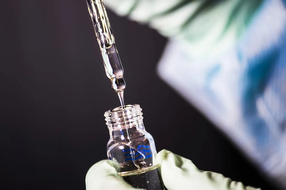 Muestra de laboratorio clínico siendo analizada